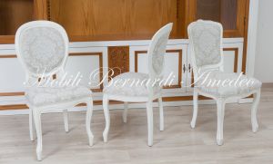 Sedia in stile classico Luigi Filippo colore bianco imbottita e rivestita con tessuto damascato